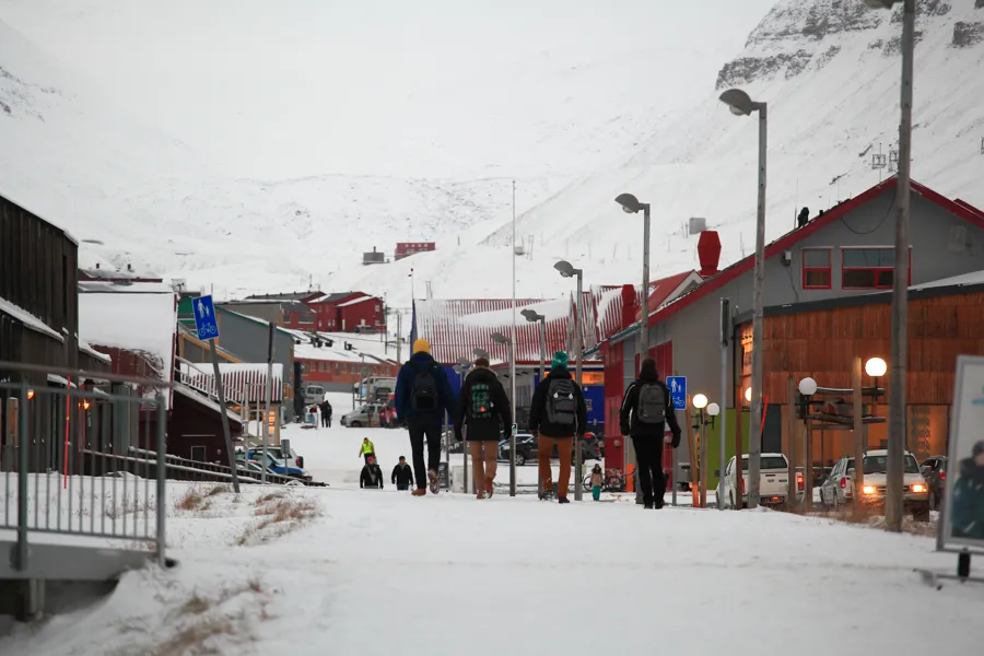 En gruppe mennesker som står i snøen