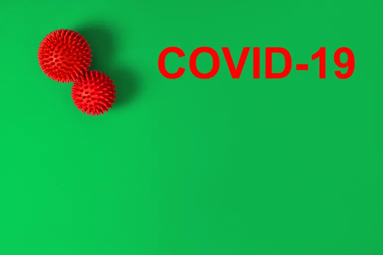 Illustrasjonsfoto: Covid-19 på grønn bakgrunn