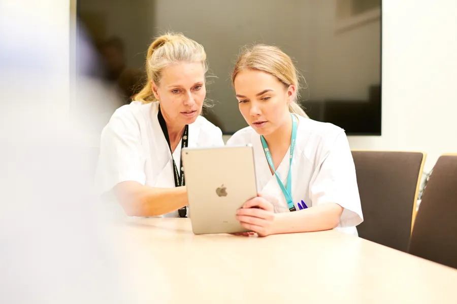 illustrasjonsfoto av helsepersonell i arbeid på kontor