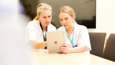 illustrasjonsfoto av helsepersonell i arbeid på kontor