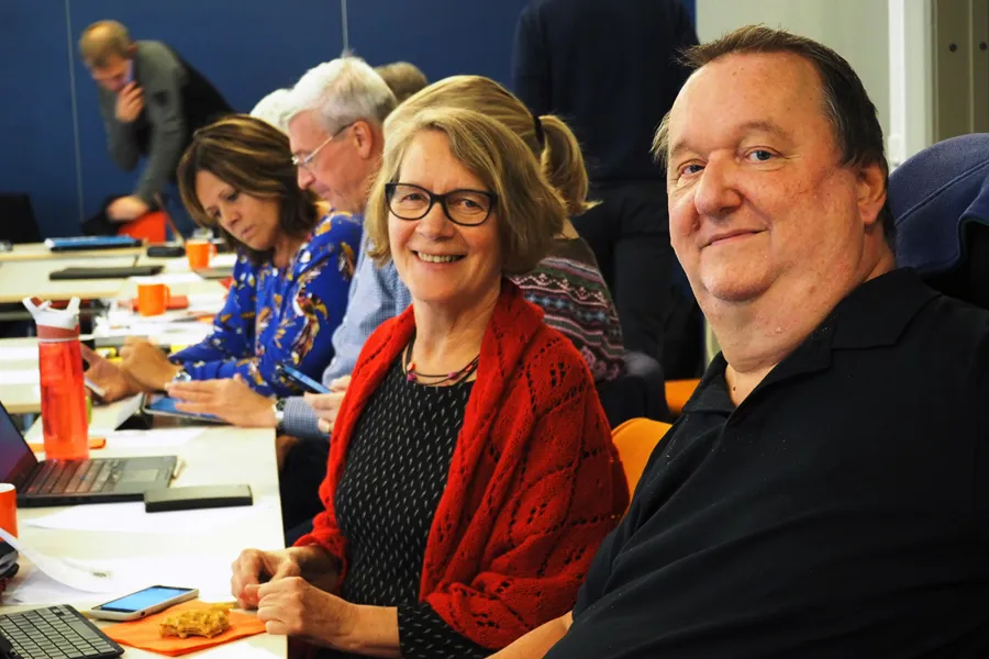 En mann og en kvinne som sitter ved et bord