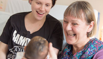 En mann og kvinne som holder en baby