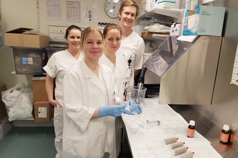 En gruppe kvinner i laboratoriefrakker
