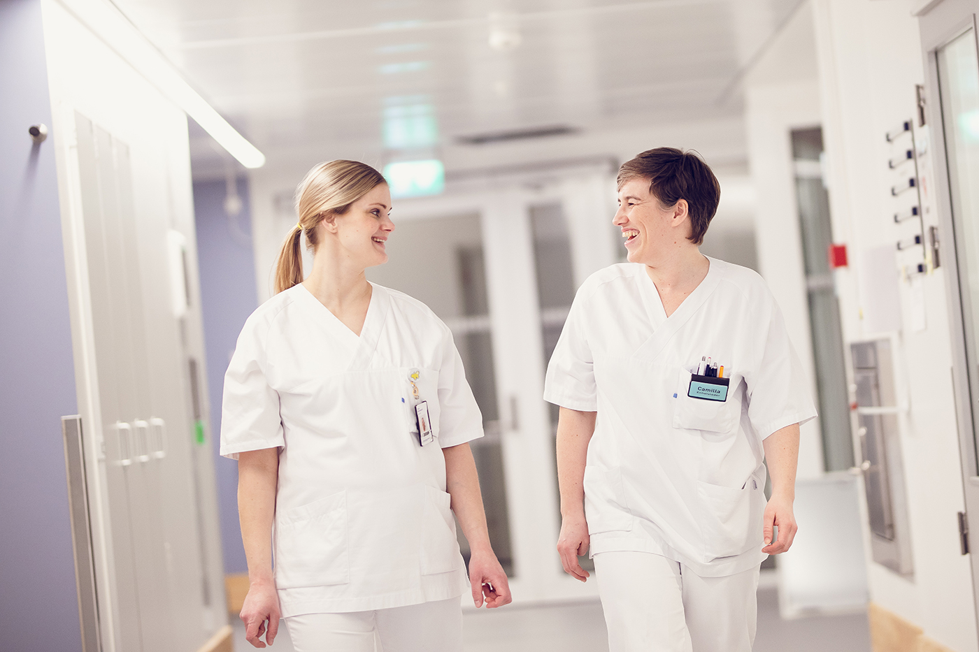 Et par kvinner i hvite skjorter