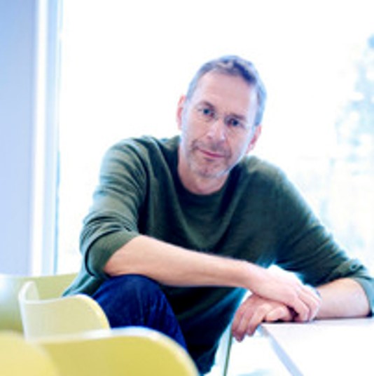 En person som sitter ved et bord