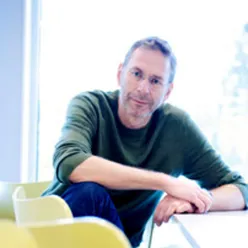 En person som sitter ved et bord