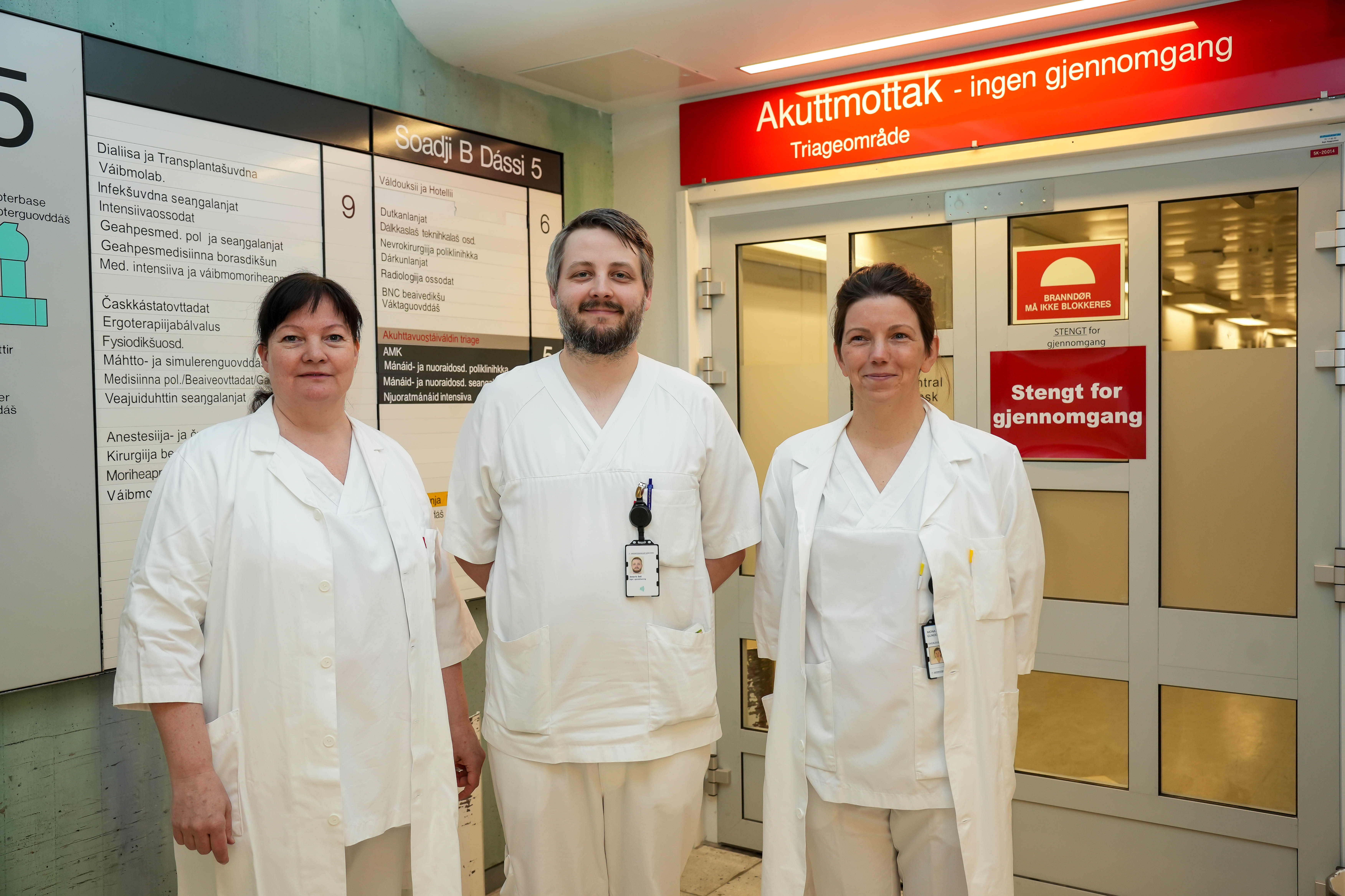 Noen få menn i hvite laboratoriefrakker