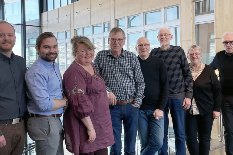 En gruppe mennesker som poserer for et bilde