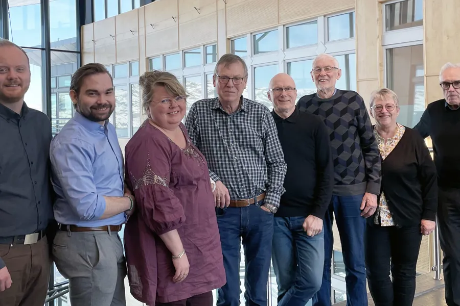 En gruppe mennesker som poserer for et bilde