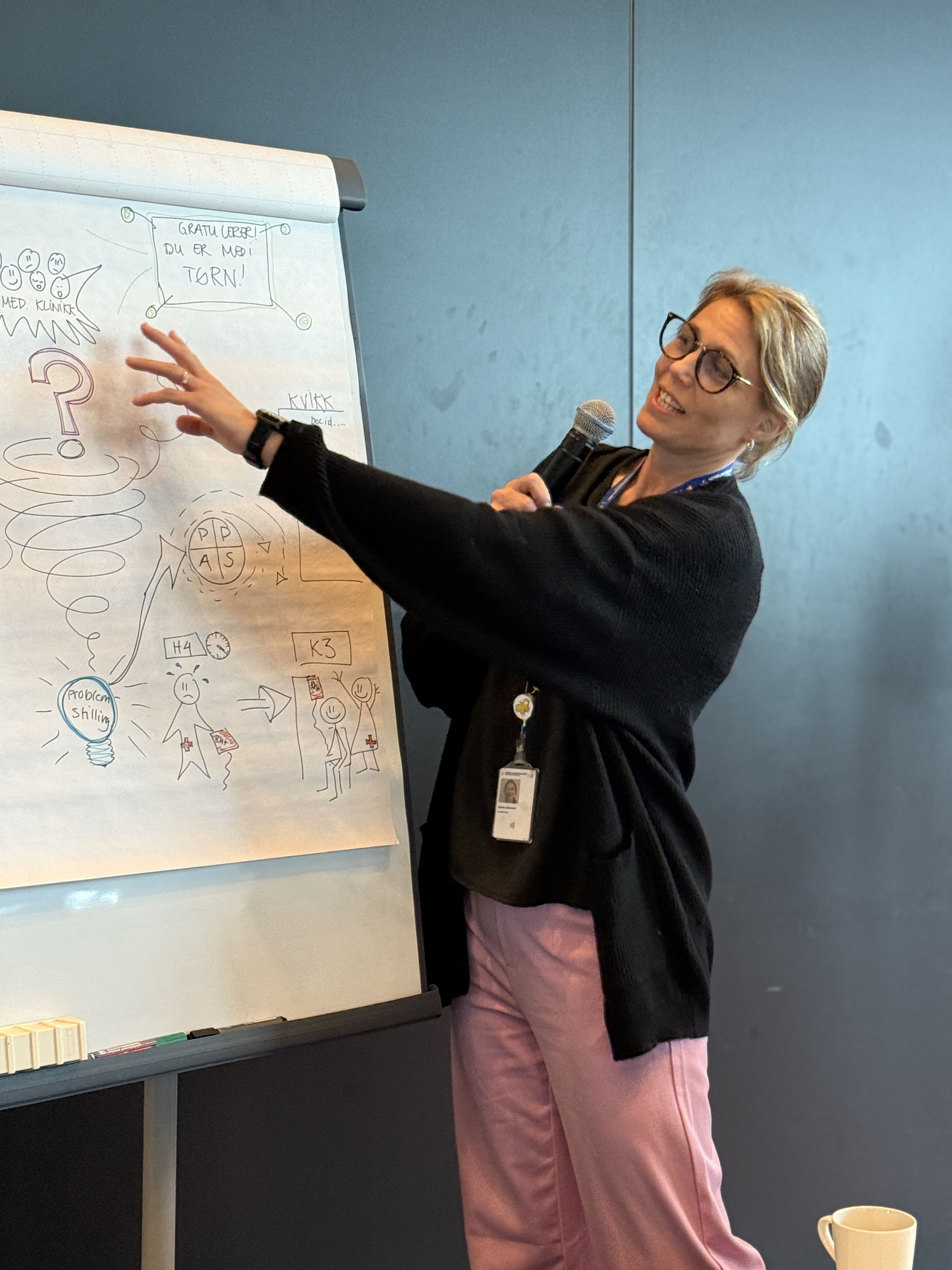 En person som står foran en tavle