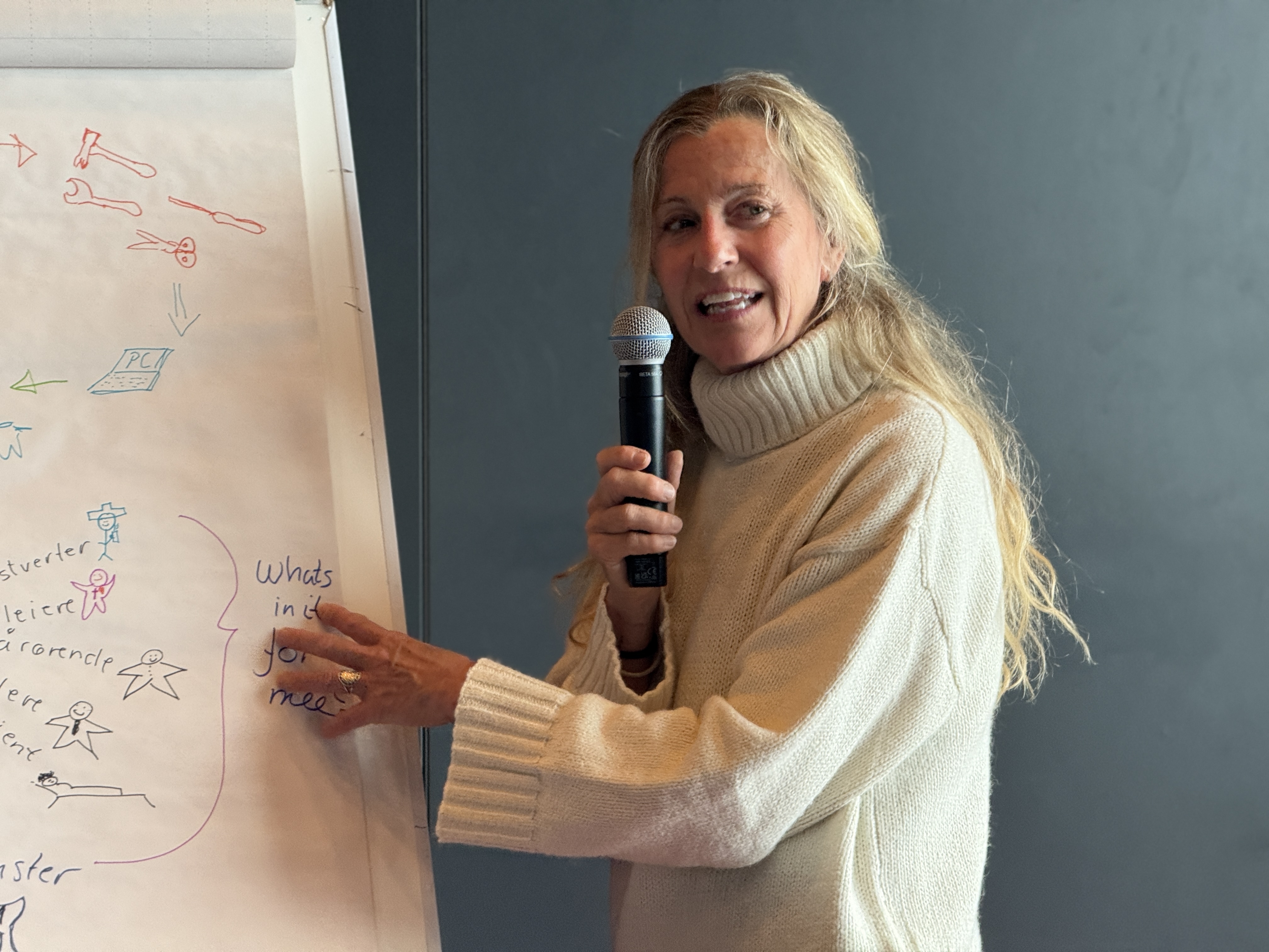 En person som holder en mikrofon