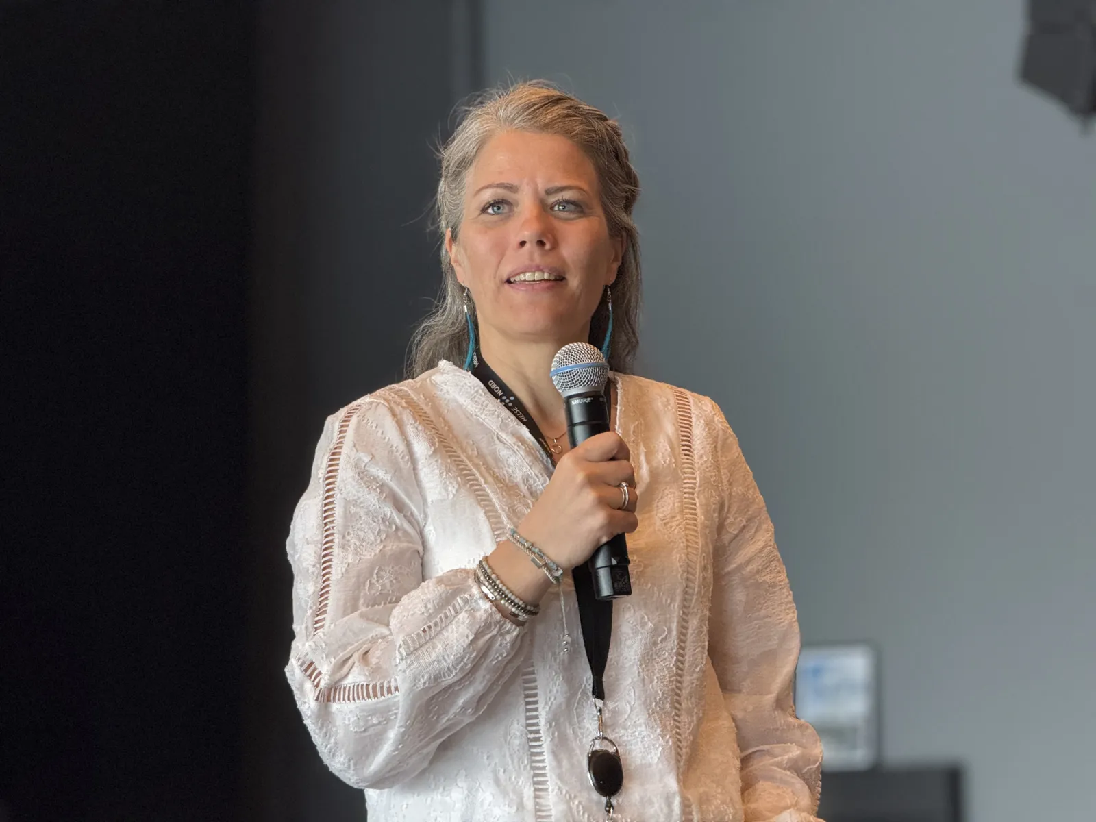 En person som holder en mikrofon