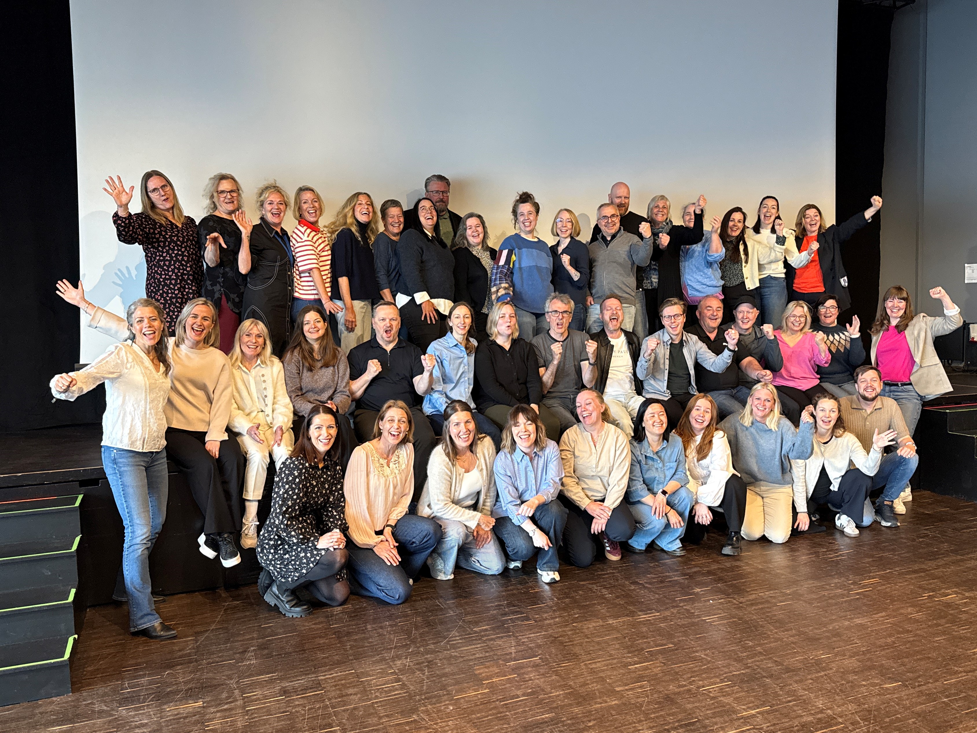 En gruppe mennesker som poserer for et bilde