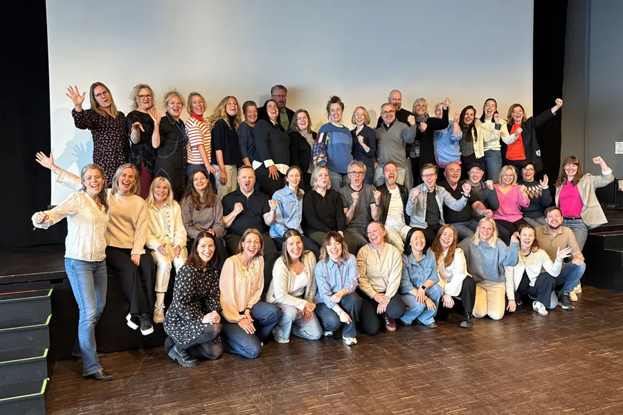 En gruppe mennesker som poserer for et bilde