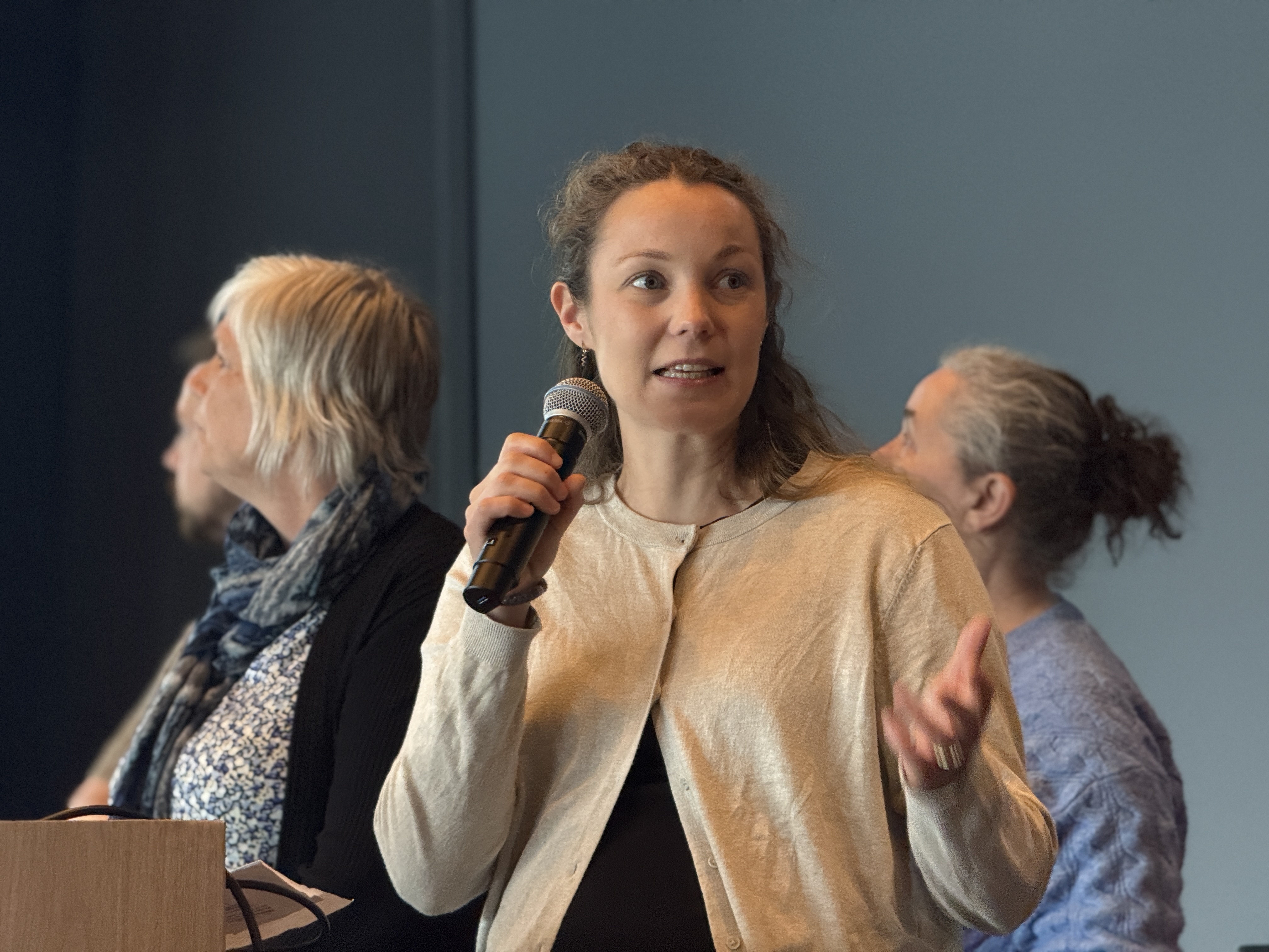 En kvinne som snakker inn i en mikrofon