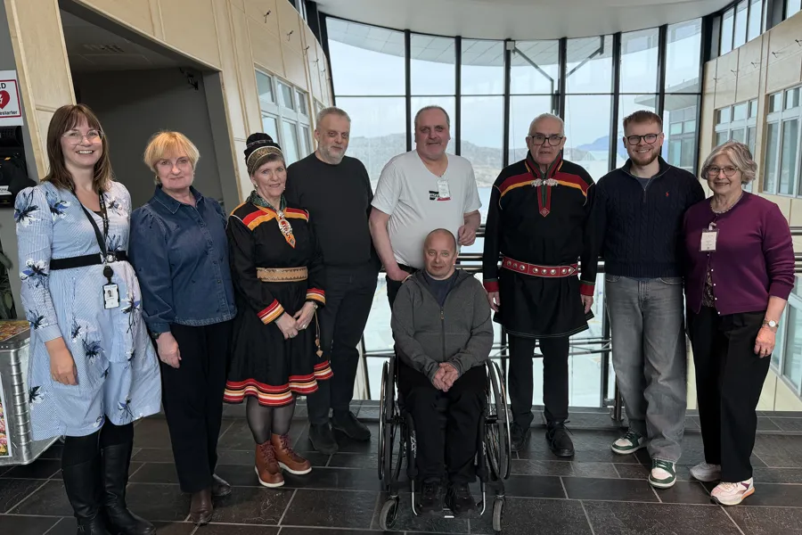 En gruppe mennesker som poserer for et bilde