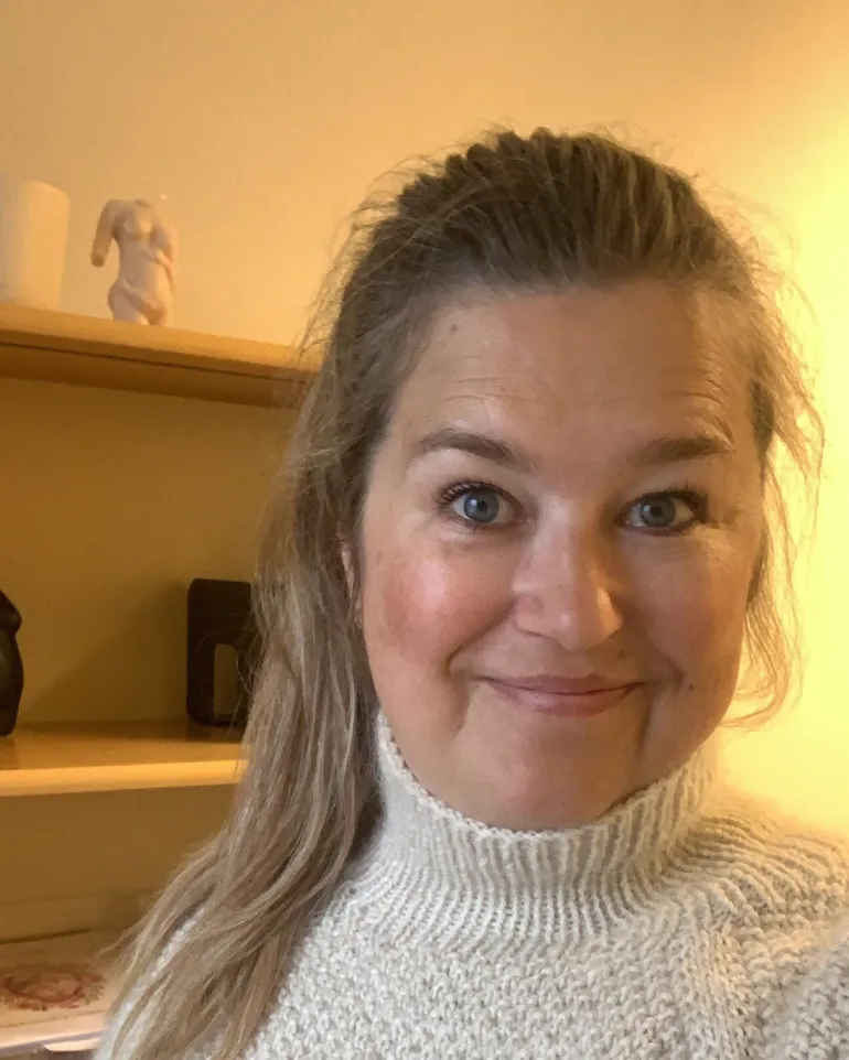 En kvinne som tar en selfie