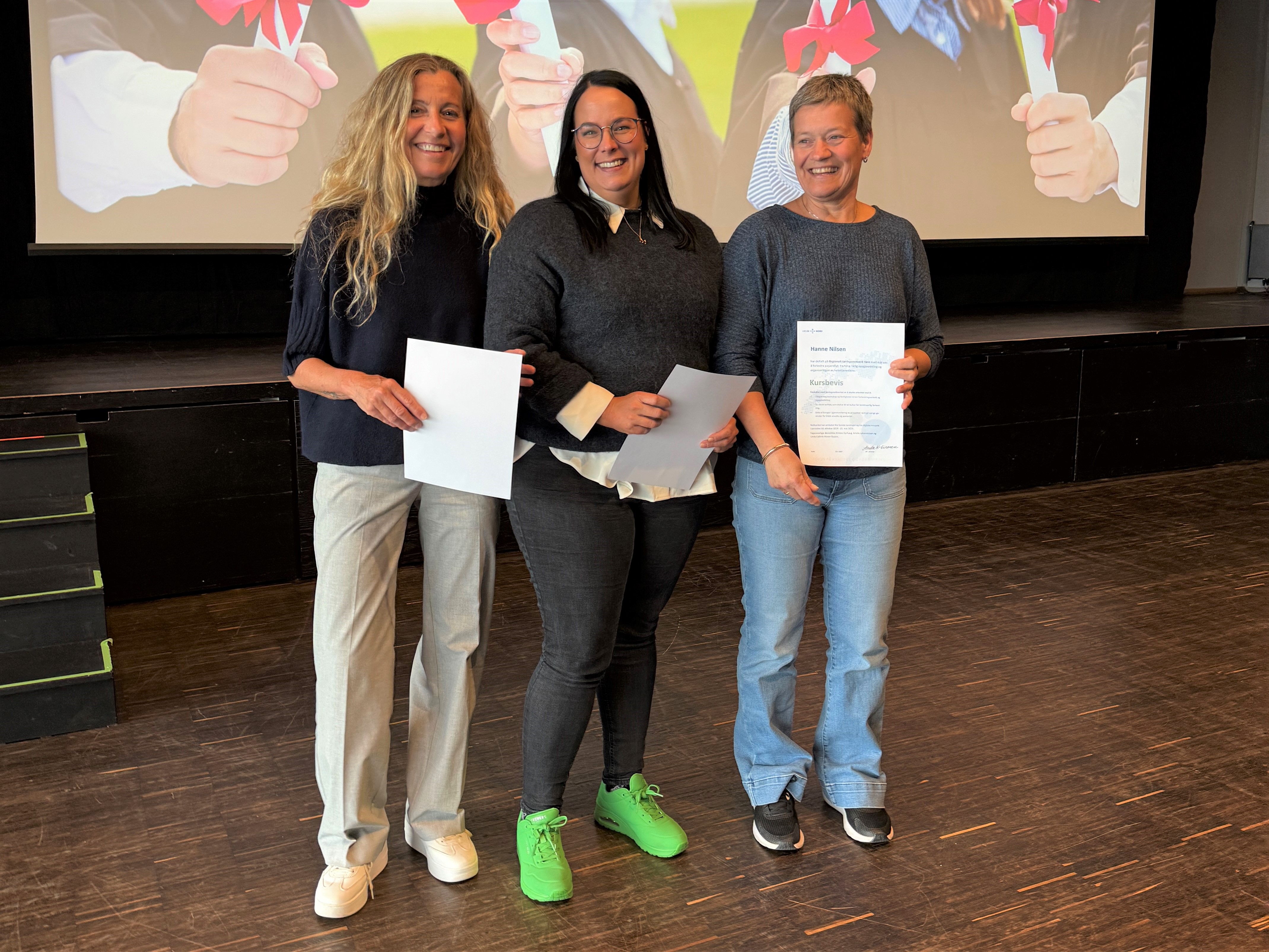 En gruppe kvinner som holder papirer