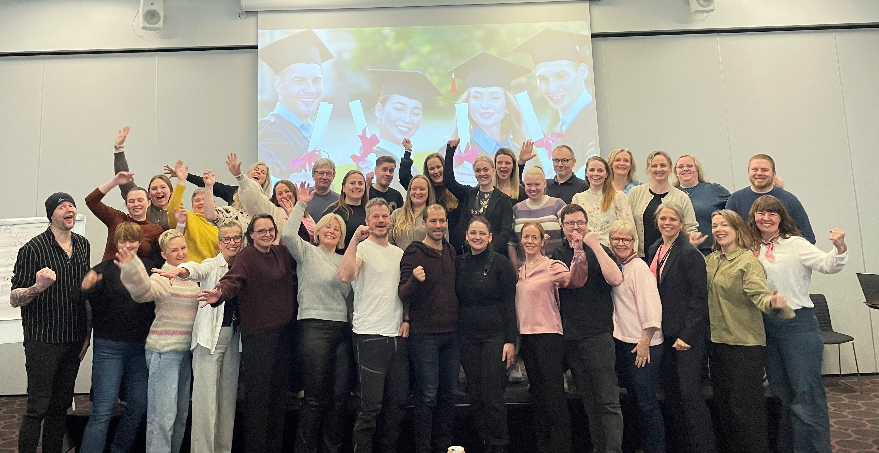 En gruppe mennesker som poserer for et bilde