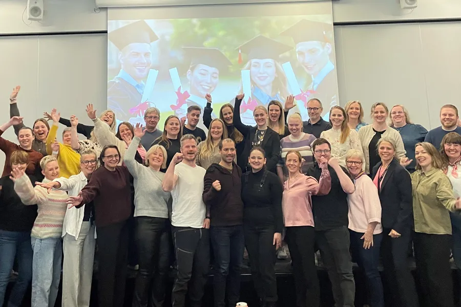 En gruppe mennesker som poserer for et bilde