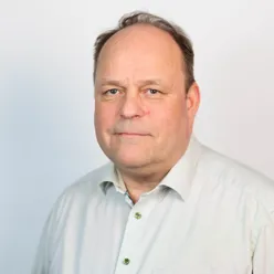 En mann i hvit skjorte