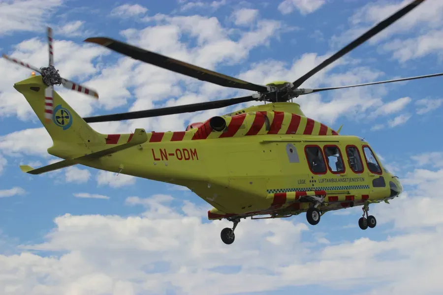 Et gult helikopter på himmelen