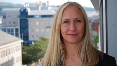 En person med langt blondt hår