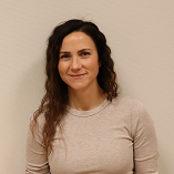 En kvinne som smiler til kameraet