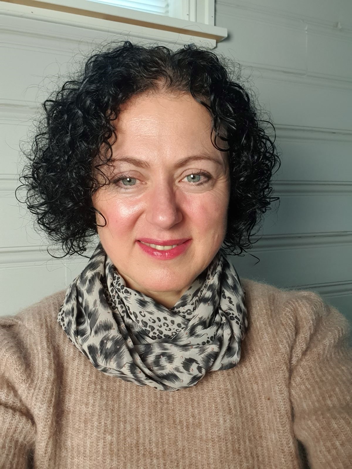 En mann med krøllete hår