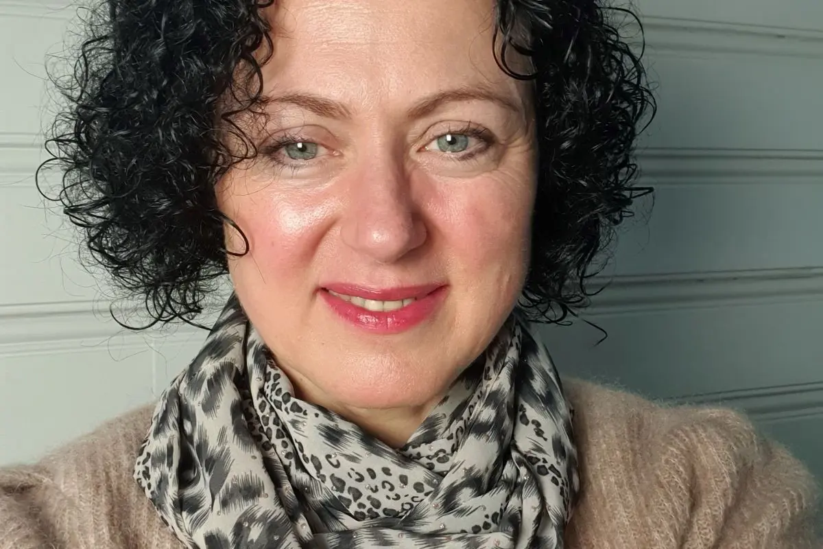 En mann med krøllete hår