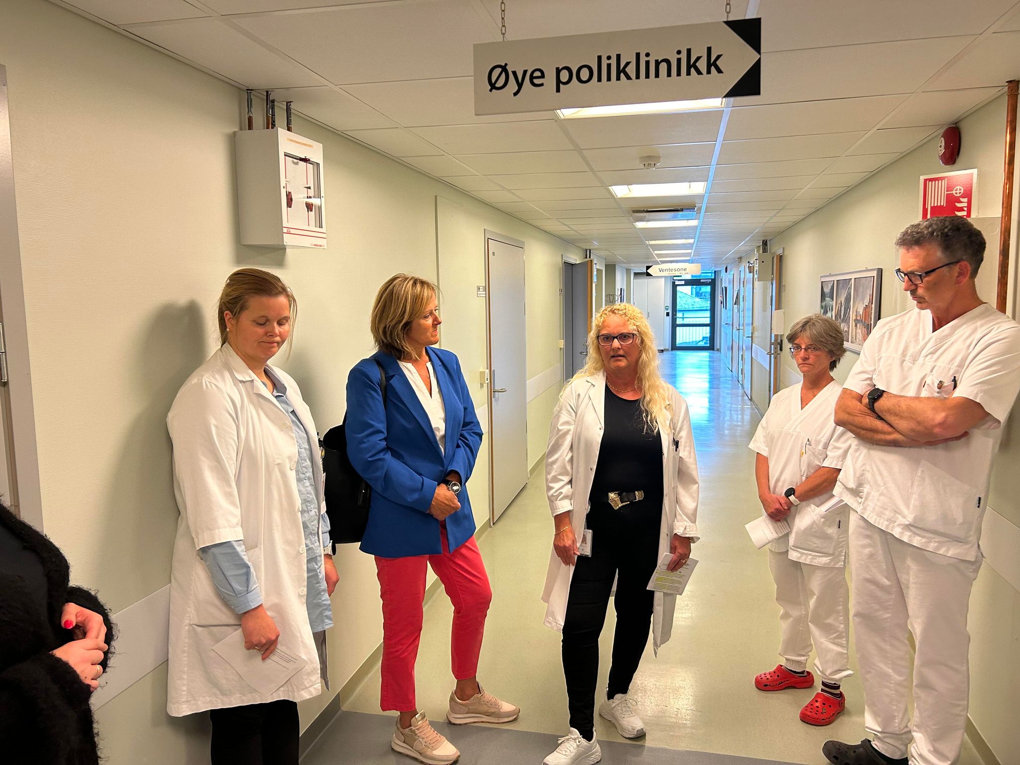 En gruppe mennesker i gangen