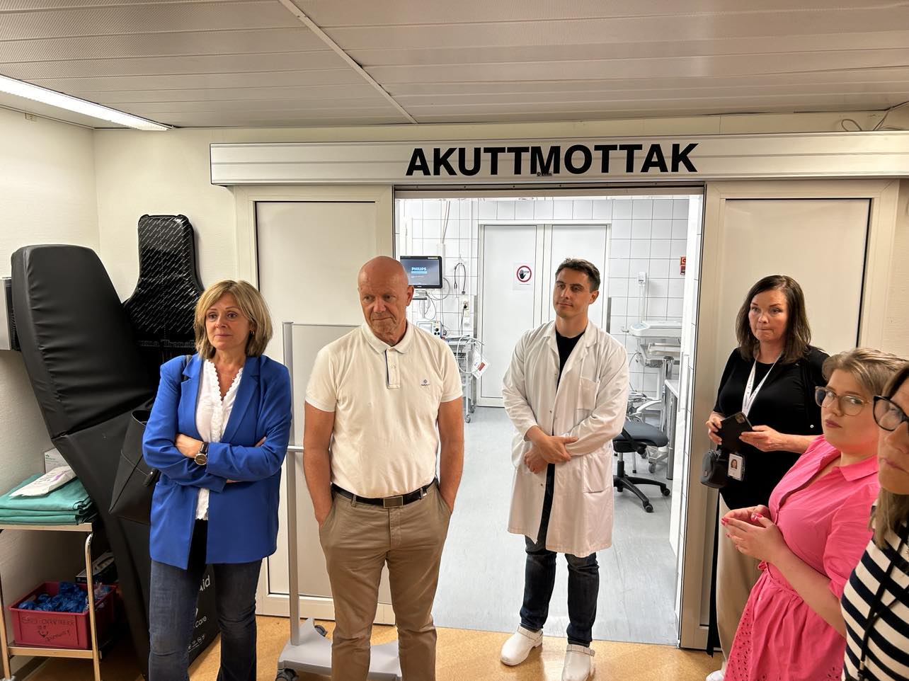 En gruppe mennesker som står i et rom