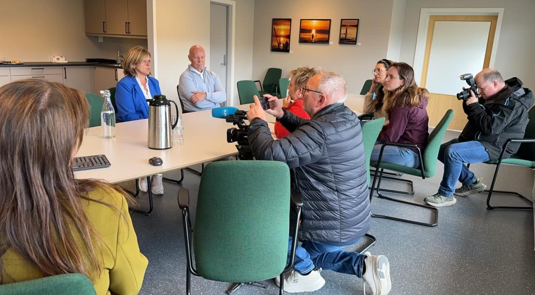En gruppe mennesker som sitter rundt et bord