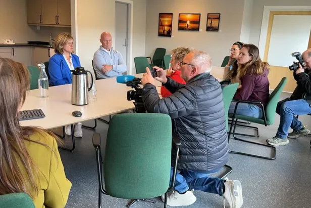 En gruppe mennesker som sitter rundt et bord