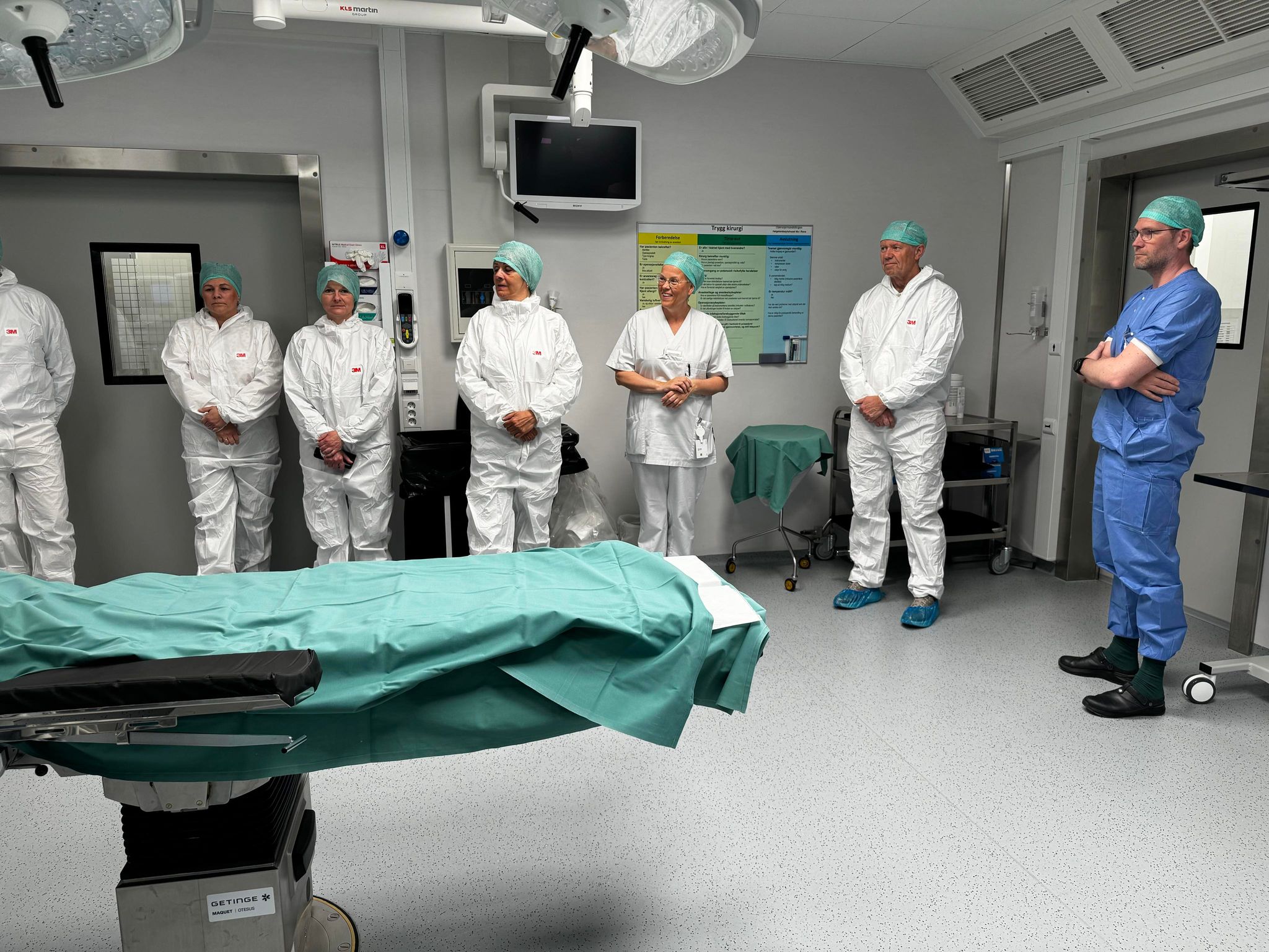 En gruppe mennesker i et rom