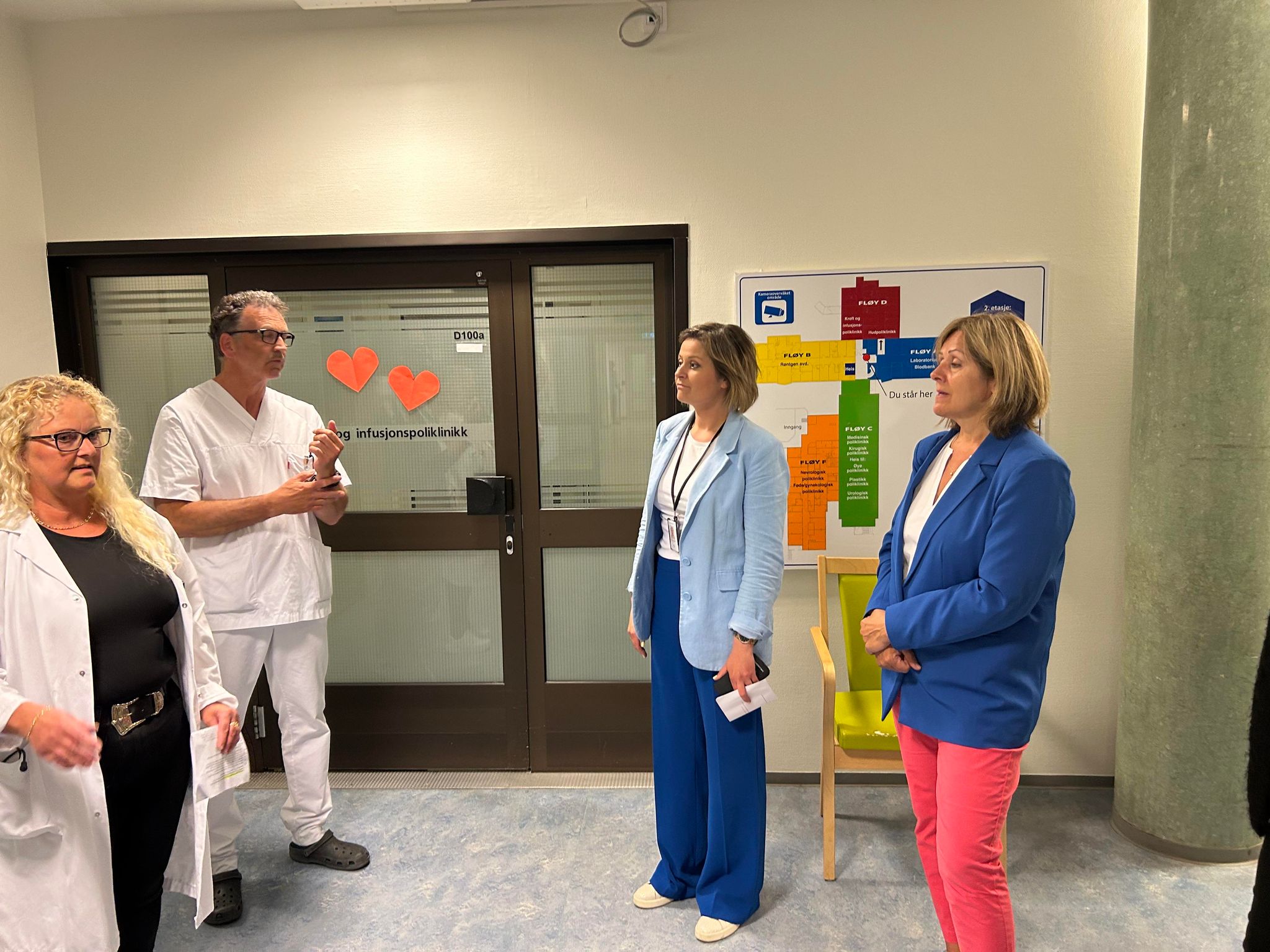 En gruppe mennesker som står i et rom