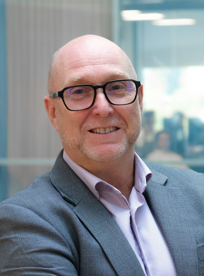 En mann med briller og dress