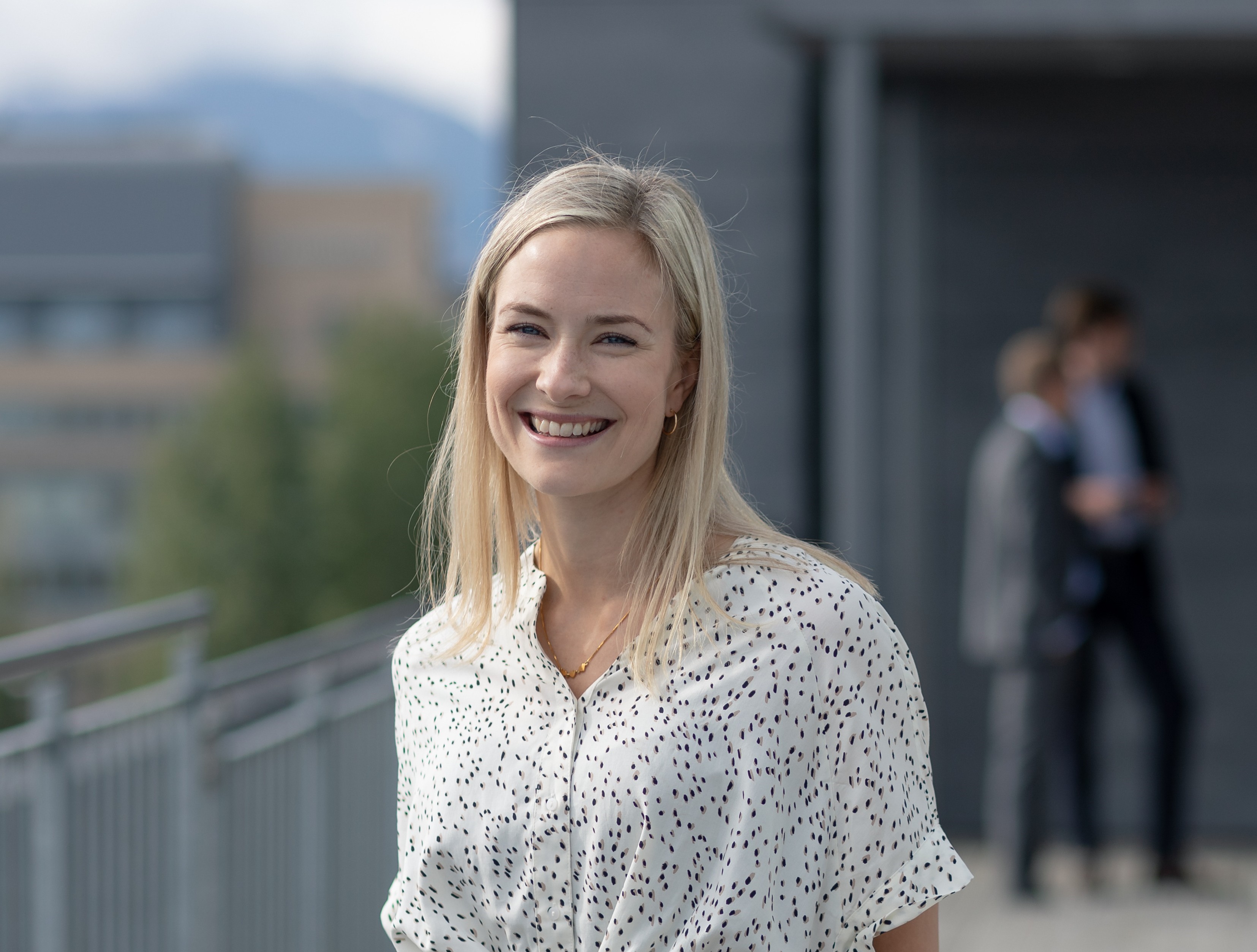 En kvinne som smiler til kameraet