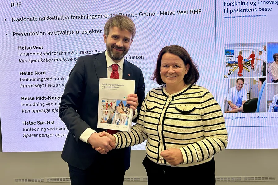 En mann og kvinne som har et sertifikat