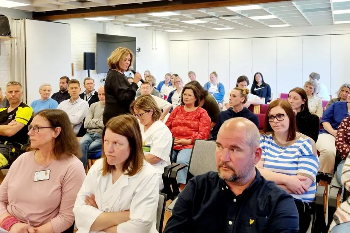 En gruppe mennesker som sitter i stoler