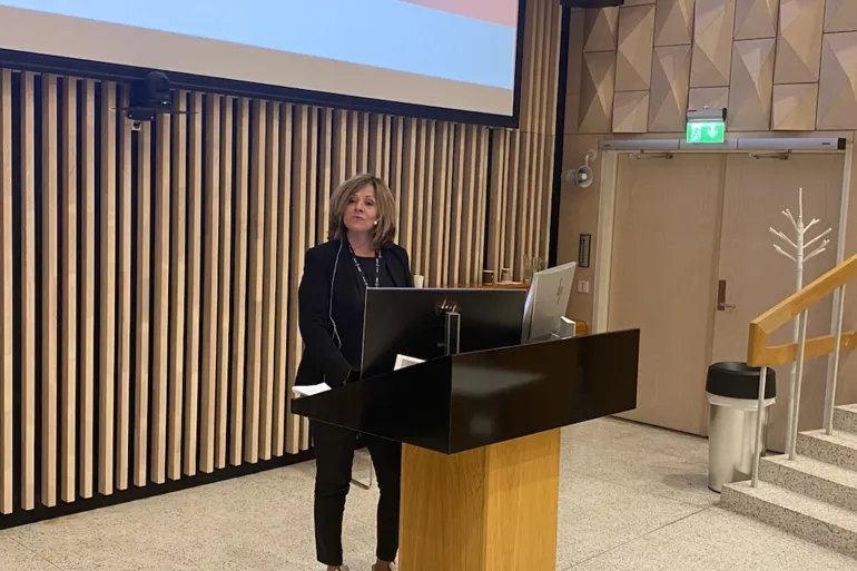 En person som står på et podium