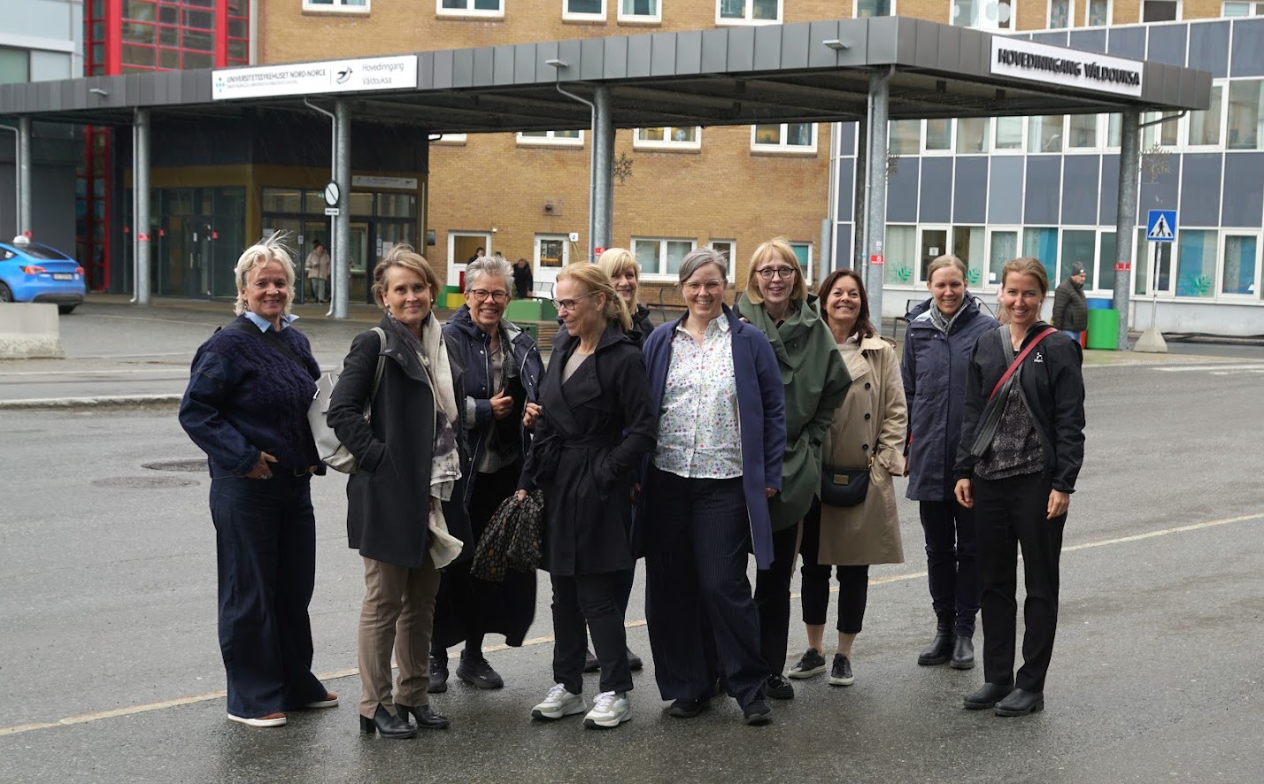 En gruppe mennesker som poserer for et bilde