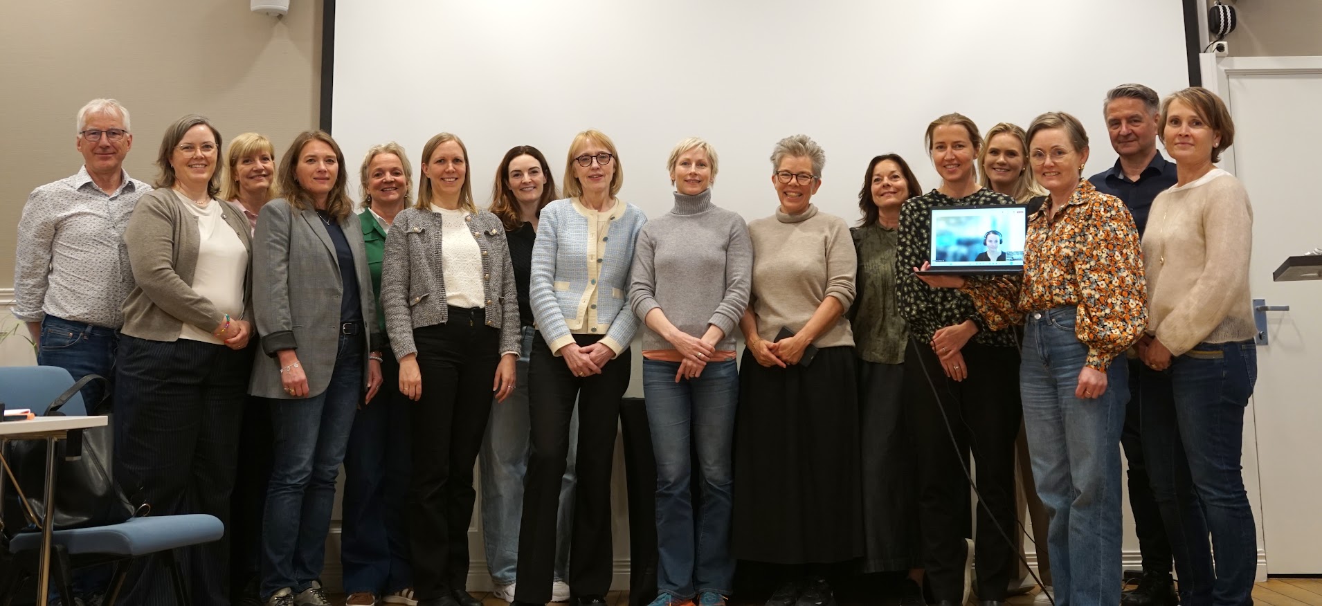 En gruppe mennesker som poserer for et bilde