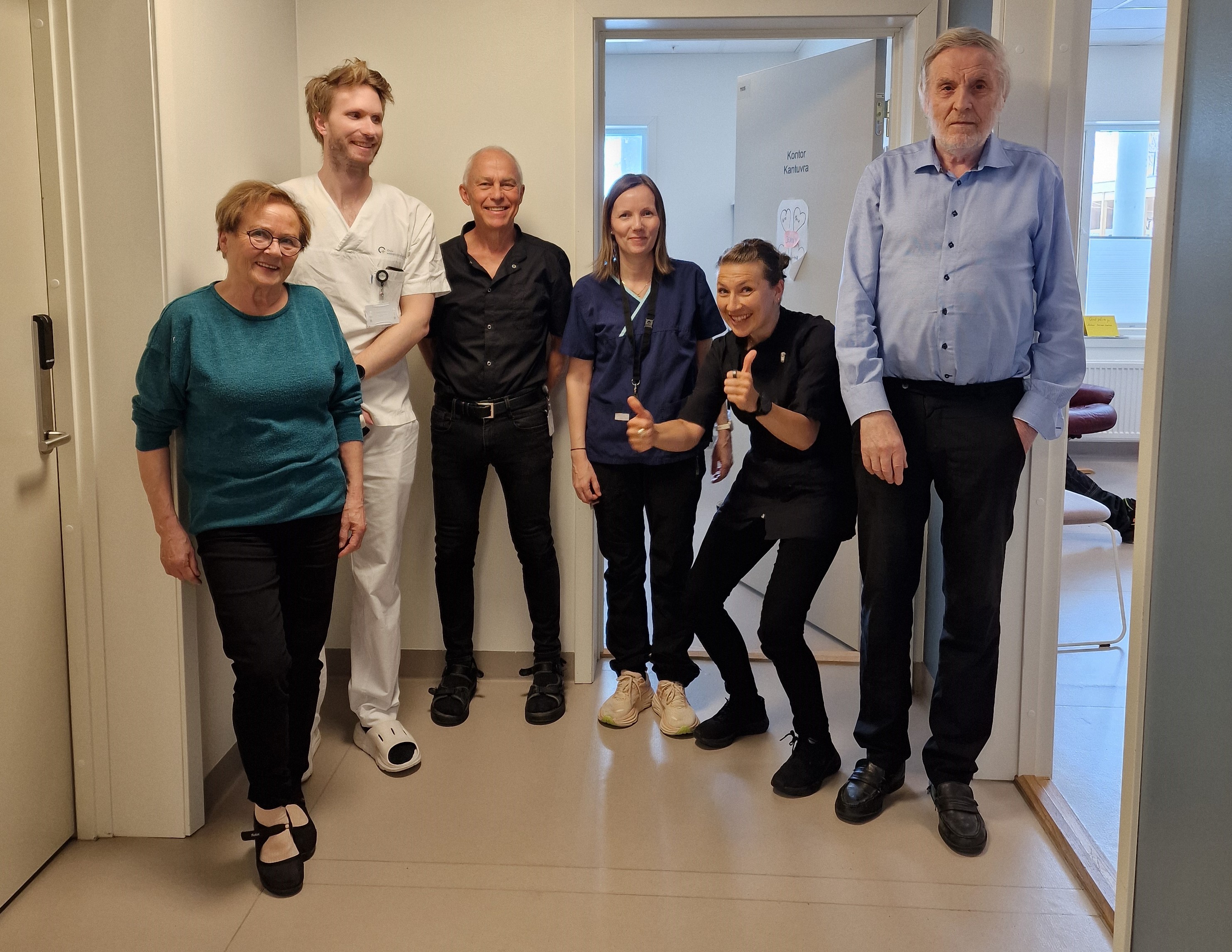 En gruppe mennesker som poserer for et bilde