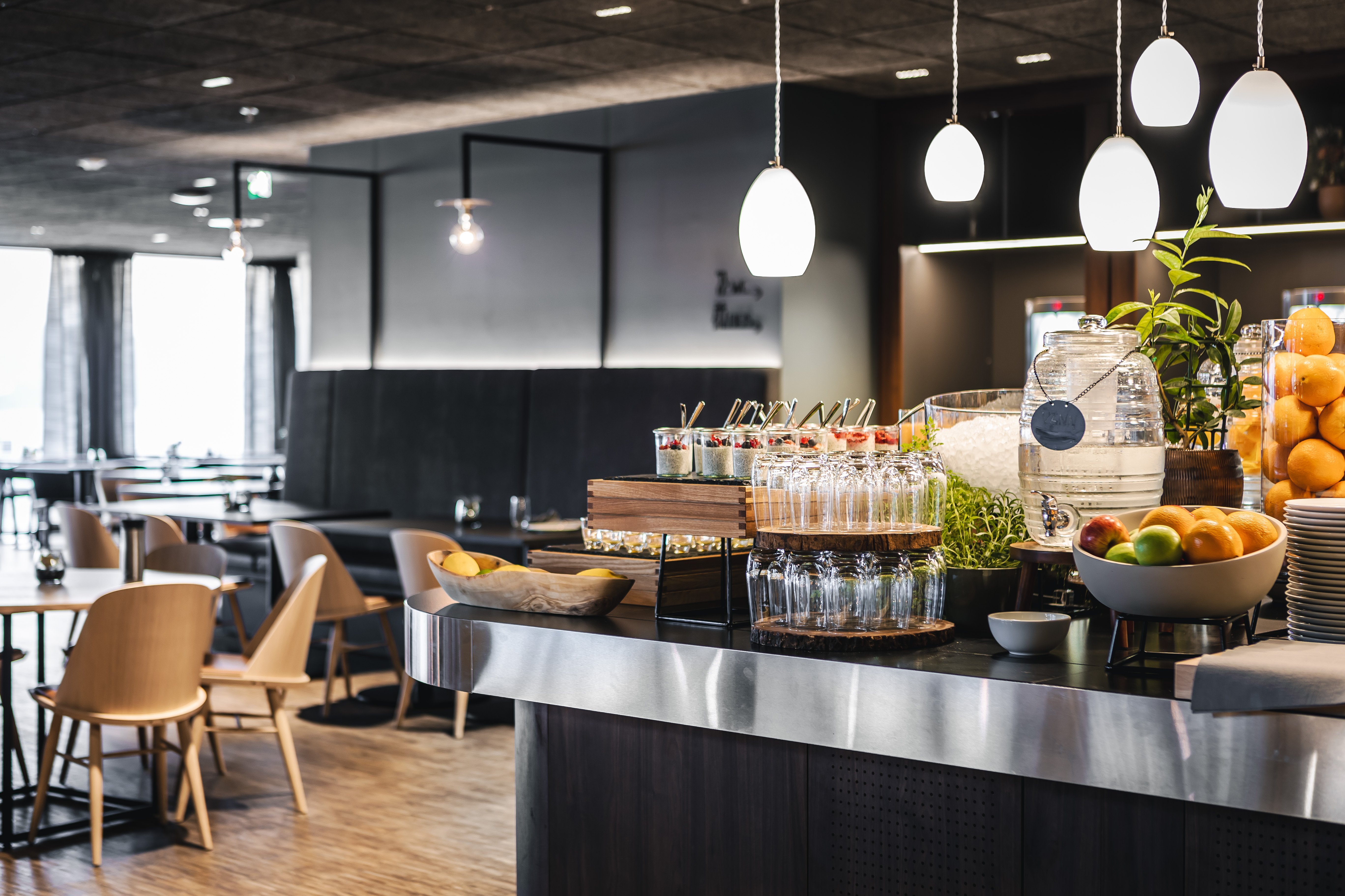 Et kjøkken med bord og stoler