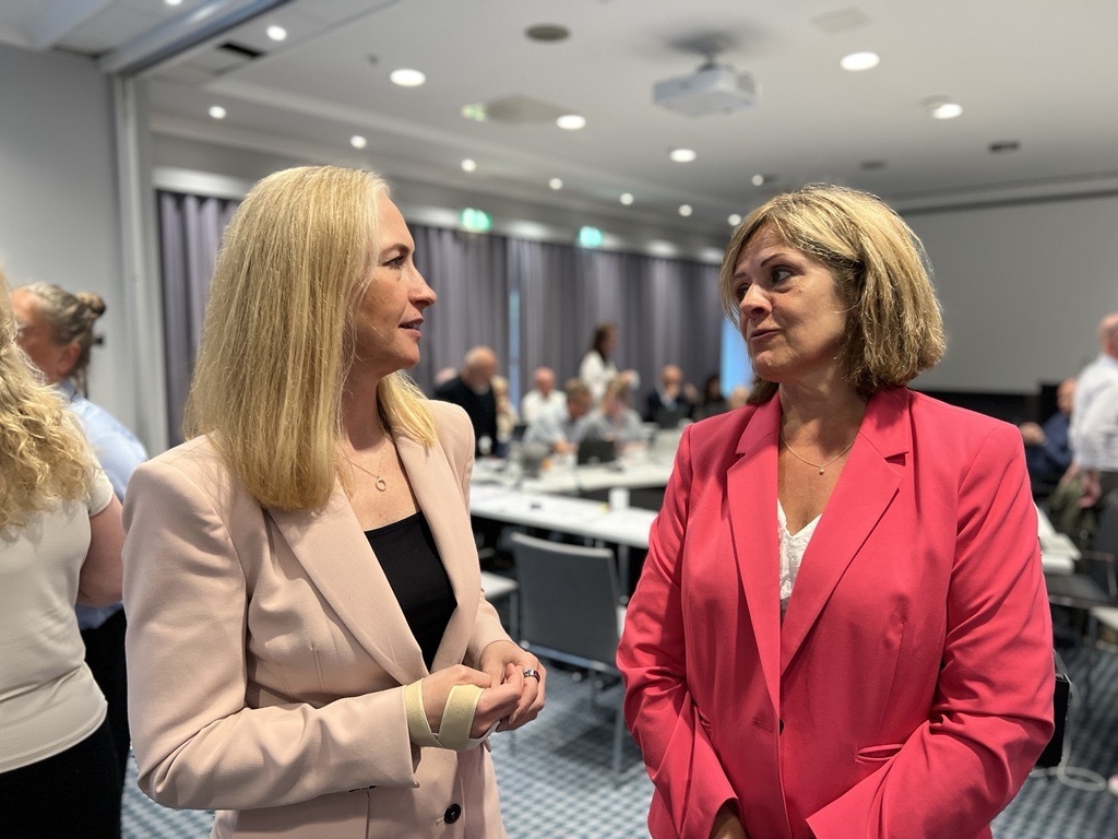 Noen få kvinner snakker i et rom