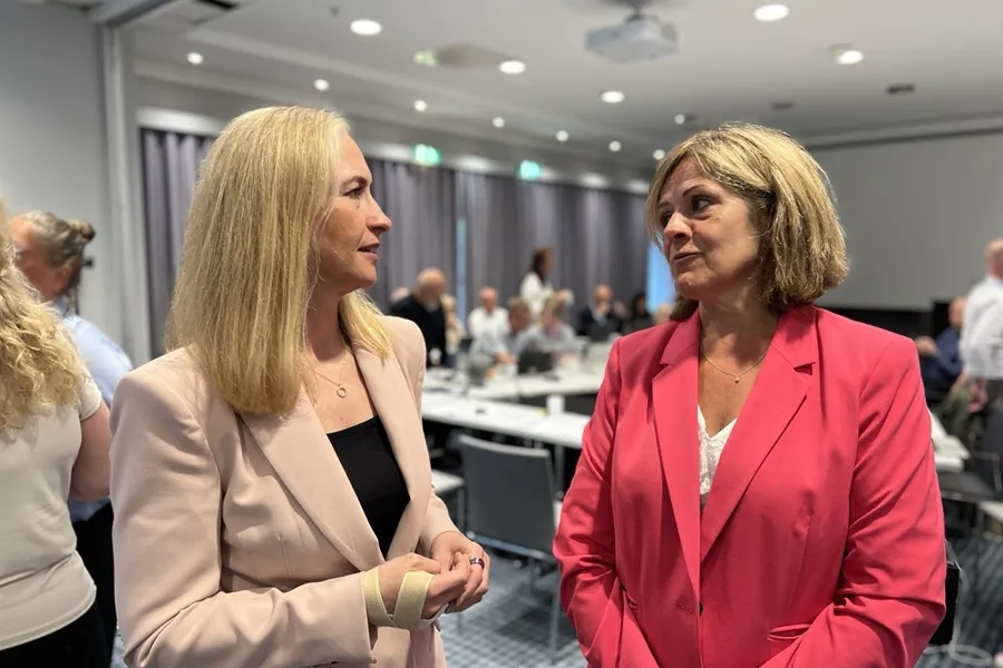 Noen få kvinner snakker i et rom