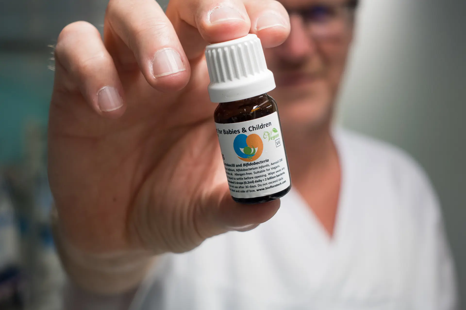 En person som holder en flaske