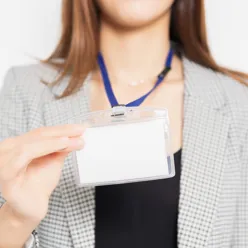 En kvinne som holder et kort