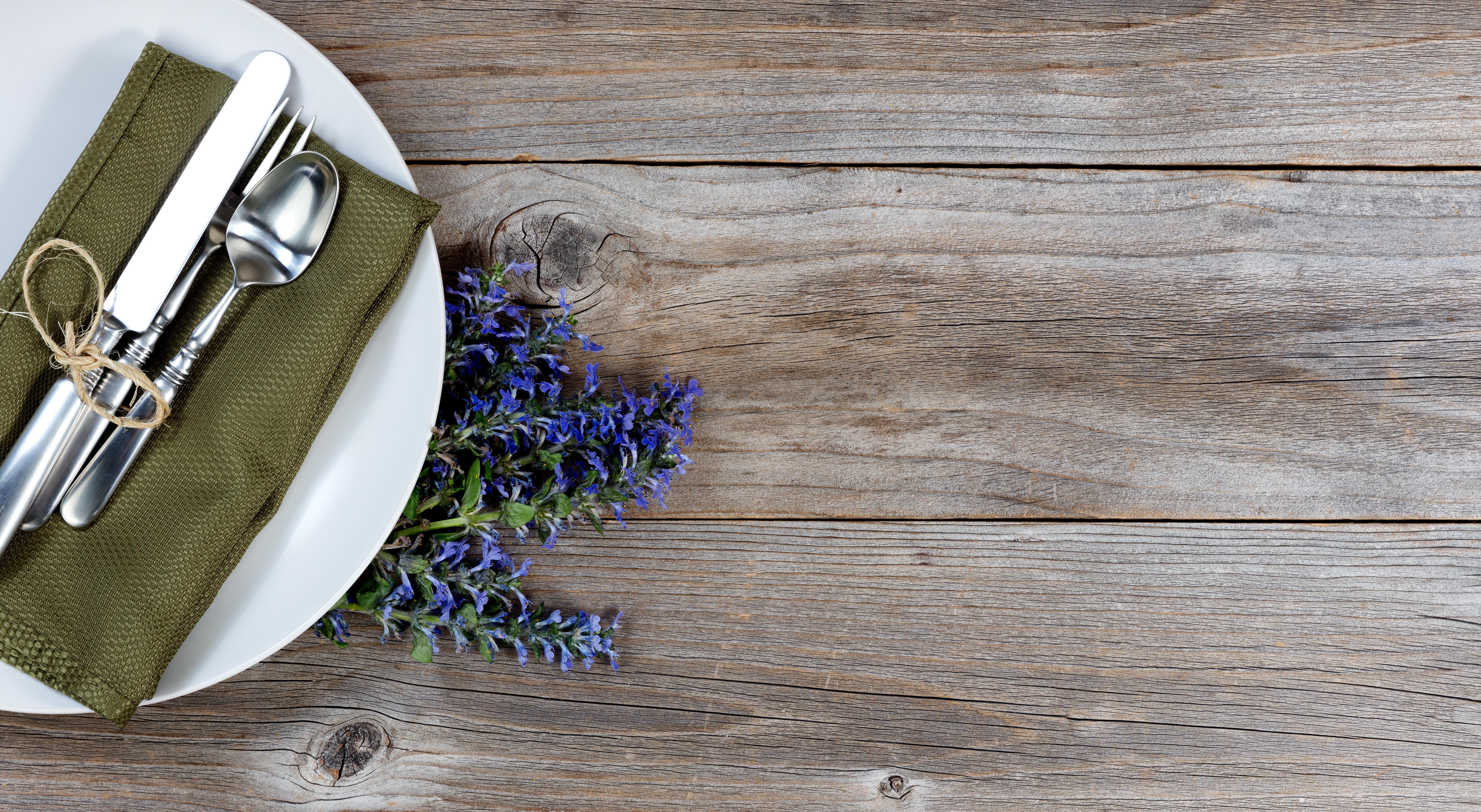 Middagstallerken på brunt bord